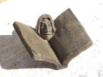 terre-cuite-modelage momo, livre ouvert et une tête qui sort du livre