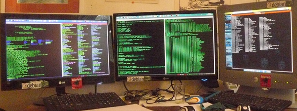 image de trois écrans d'ordinateur dans un réseau lan